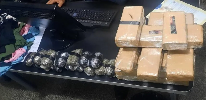 Durante Operação Hórus, PM apreende droga junto à passageira em ônibus intermunicipal em MS Durante Operação Hórus, PM apreende droga junto à passageira em ônibus intermunicipal em MS