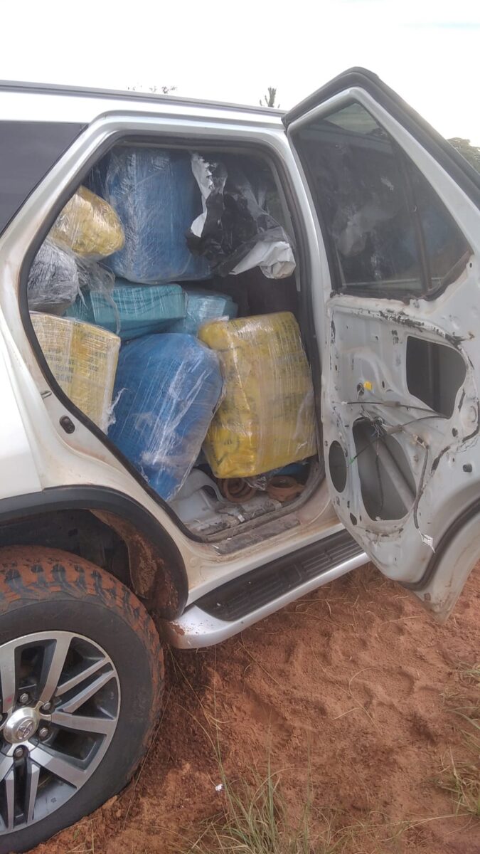 PM recupera camionete roubada e apreende 990,50 quilos de maconha em Ribas do Rio Pardo