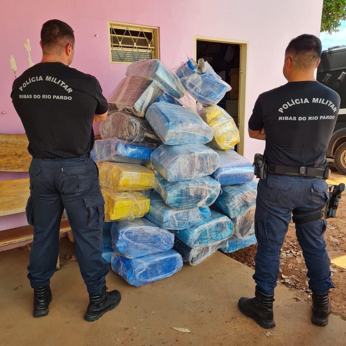 PM recupera camionete roubada e apreende 990,50 quilos de maconha em Ribas do Rio Pardo