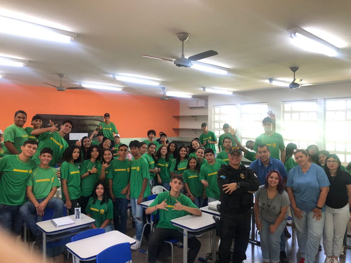 Policiais do DOF são convidados por escola em MS para falar com alunos sobre a vida militar e profissional