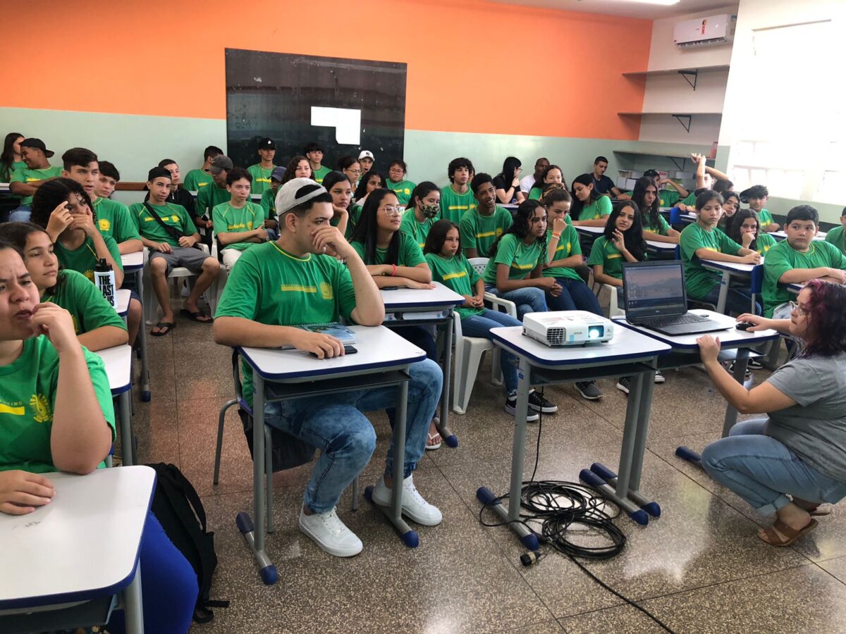 Policiais do DOF são convidados por escola em MS para falar com alunos sobre a vida militar e profissional