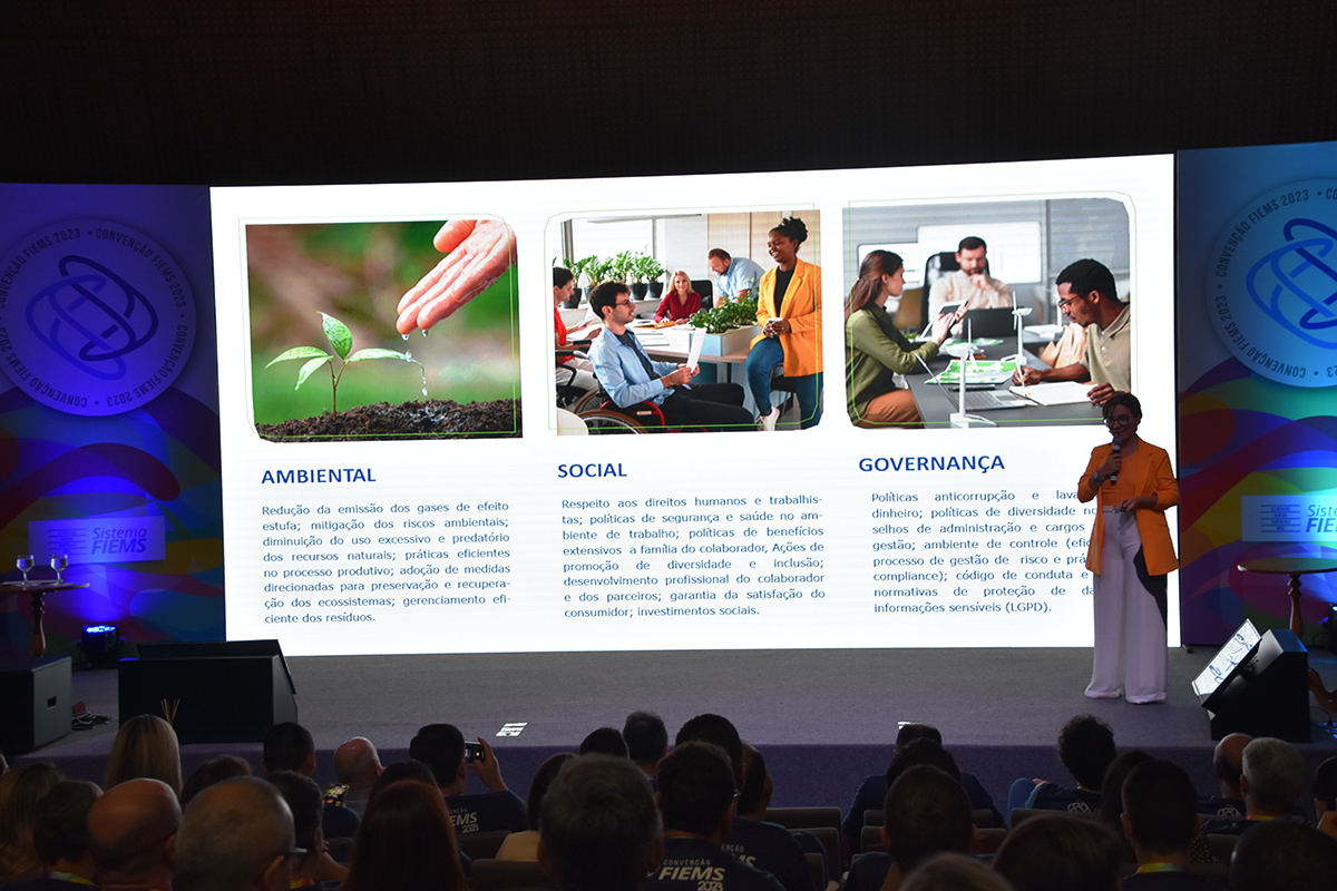 Coordenadora da Federação do Ceará palestra sobre importância da Agenda ESG em Convenção da Fiems