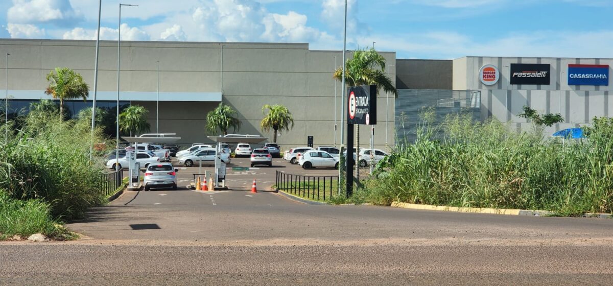 TERRENO SUJO: Prefeitura de Três Lagoas coloca sete fiscais nas ruas para notificar donos de imóveis
