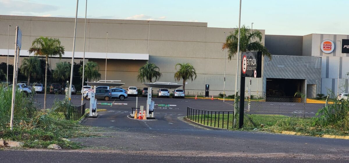 TERRENO SUJO: Prefeitura de Três Lagoas coloca sete fiscais nas ruas para notificar donos de imóveis