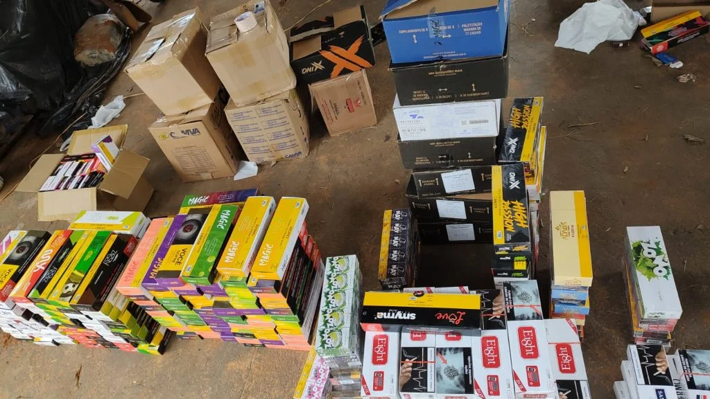 Polícia Civil/ DECON apreende cigarros impróprios para consumo; Uma pessoa é presa em Água Clara Polícia Civil/ DECON apreende cigarros impróprios para consumo; Uma pessoa é presa em Água Clara