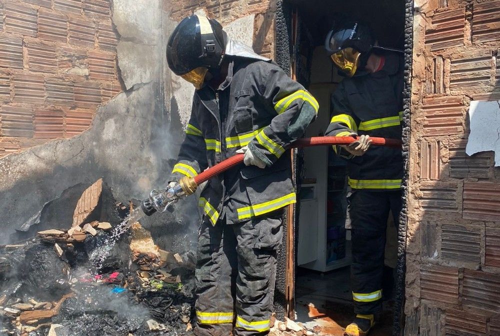 Incêndio em residência mobiliza bombeiros em Santa Rita do Pardo