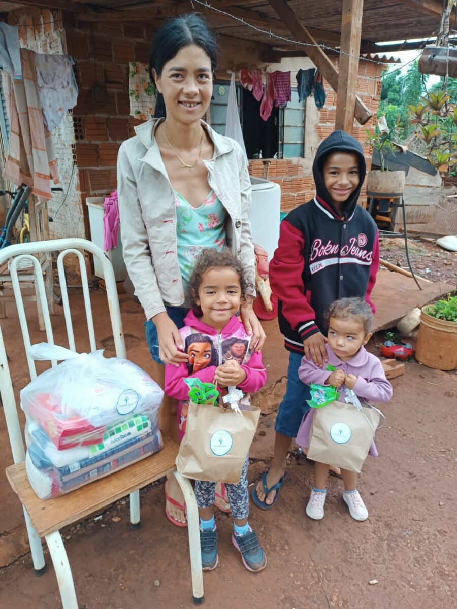 EM DOURADOS: Grupo ‘Chamados a Servir’ distribui cestas de alimentos e ovos de Páscoa