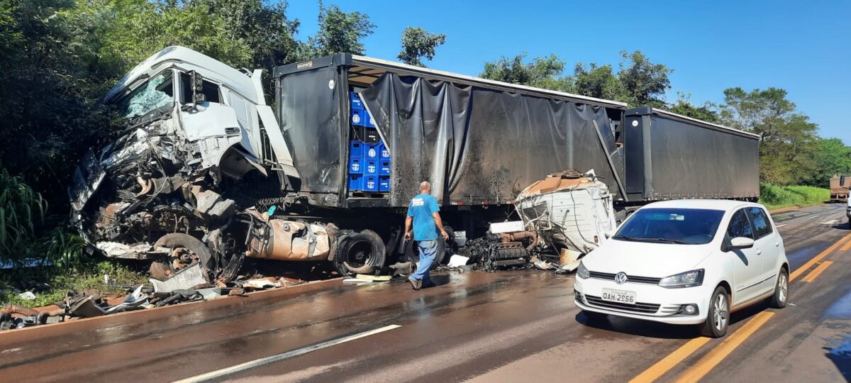 Motoristas das carretas envolvidas em acidente na BR-262 foram socorridos com vida