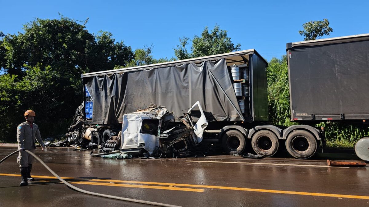 Motoristas das carretas envolvidas em acidente na BR-262 foram socorridos com vida