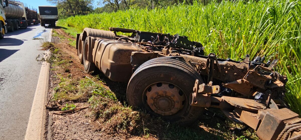 Motoristas das carretas envolvidas em acidente na BR-262 foram socorridos com vida