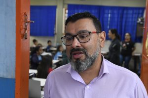 Com música, conversa e atenção, PM conquista alunos e atua na segurança e proteção nas escolas em MS