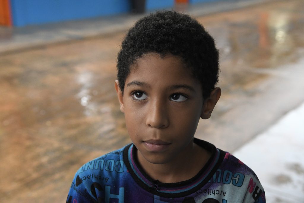 Com música, conversa e atenção, PM conquista alunos e atua na segurança e proteção nas escolas em MS