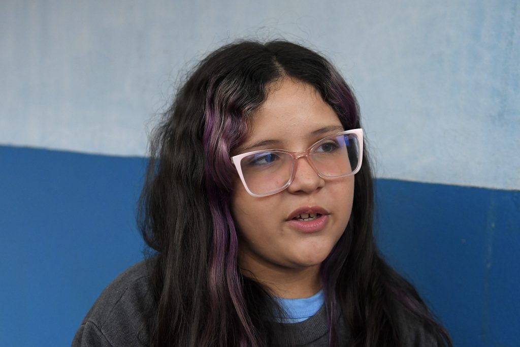Com música, conversa e atenção, PM conquista alunos e atua na segurança e proteção nas escolas em MS