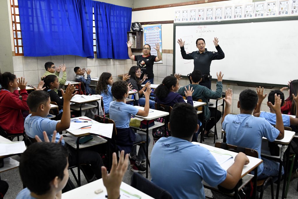 Com música, conversa e atenção, PM conquista alunos e atua na segurança e proteção nas escolas em MS