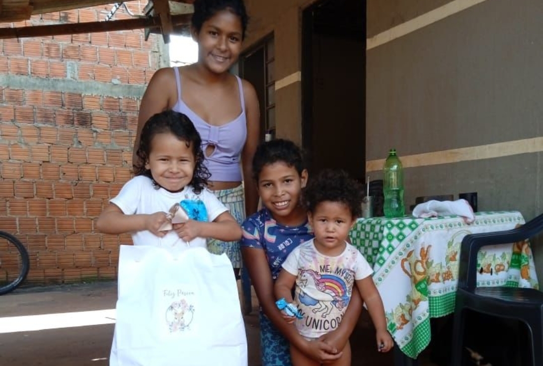 EM DOURADOS: Grupo ‘Chamados a Servir’ distribui cestas de alimentos e ovos de Páscoa EM DOURADOS: Grupo ‘Chamados a Servir’ distribui cestas de alimentos e ovos de Páscoa