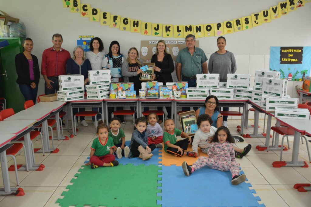 Prefeitura de Bataguassu investe em educação e entrega kits escolares personalizados para estudantes da rede municipal de ensino Prefeitura de Bataguassu investe em educação e entrega kits escolares personalizados para estudantes da rede municipal de ensino