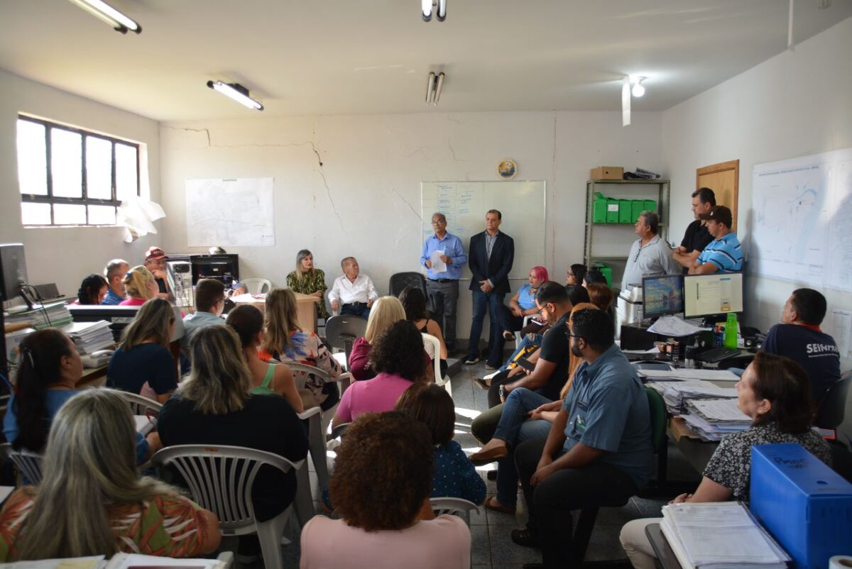 Prefeito de Bataguassu promove reunião de trabalho com servidores municipais Prefeito de Bataguassu promove reunião de trabalho com servidores municipais