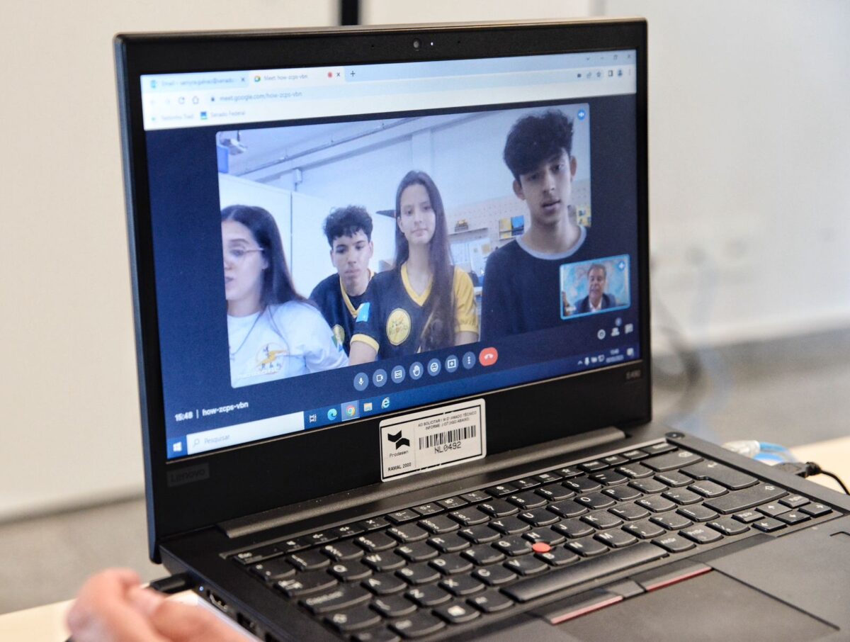 <strong>Time de robótica da Escola Sesi de Maracaju participa de reunião virtual com senador Nelsinho Trad</strong>