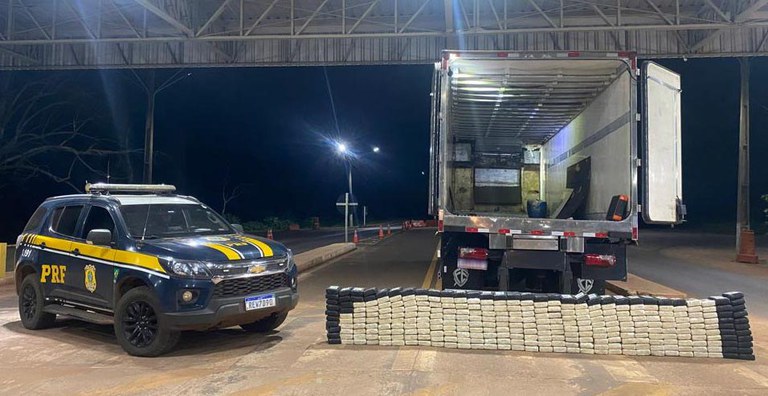 PRF apreende 330 quilos de cocaína em Terenos PRF apreende 330 quilos de cocaína em Terenos