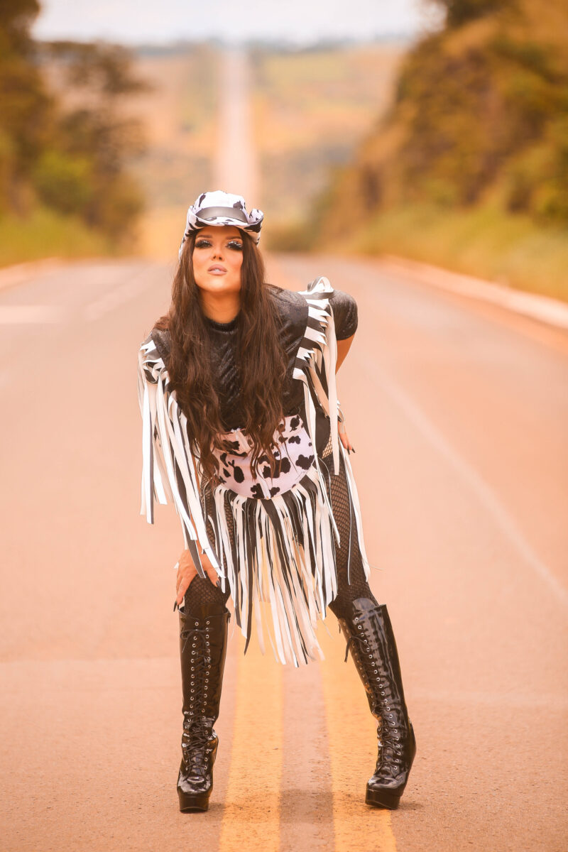 Dudy Key, cantora de MS, grava com DJ queridinho do sertanejo e vai levar o Agro Drag para o mundo