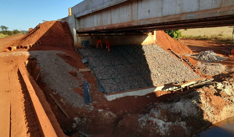 Obra na MS-320 avança com terraplanagem após conclusão de ponte Obra na MS-320 avança com terraplanagem após conclusão de ponte
