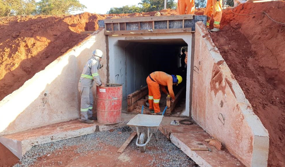 Obra na MS-320 avança com terraplanagem após conclusão de ponte Obra na MS-320 avança com terraplanagem após conclusão de ponte