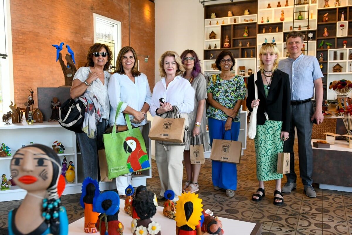 Cultura, turismo, artesanato e projetos sociais de MS são apresentados para comitiva diplomática da UE Cultura, turismo, artesanato e projetos sociais de MS são apresentados para comitiva diplomática da UE