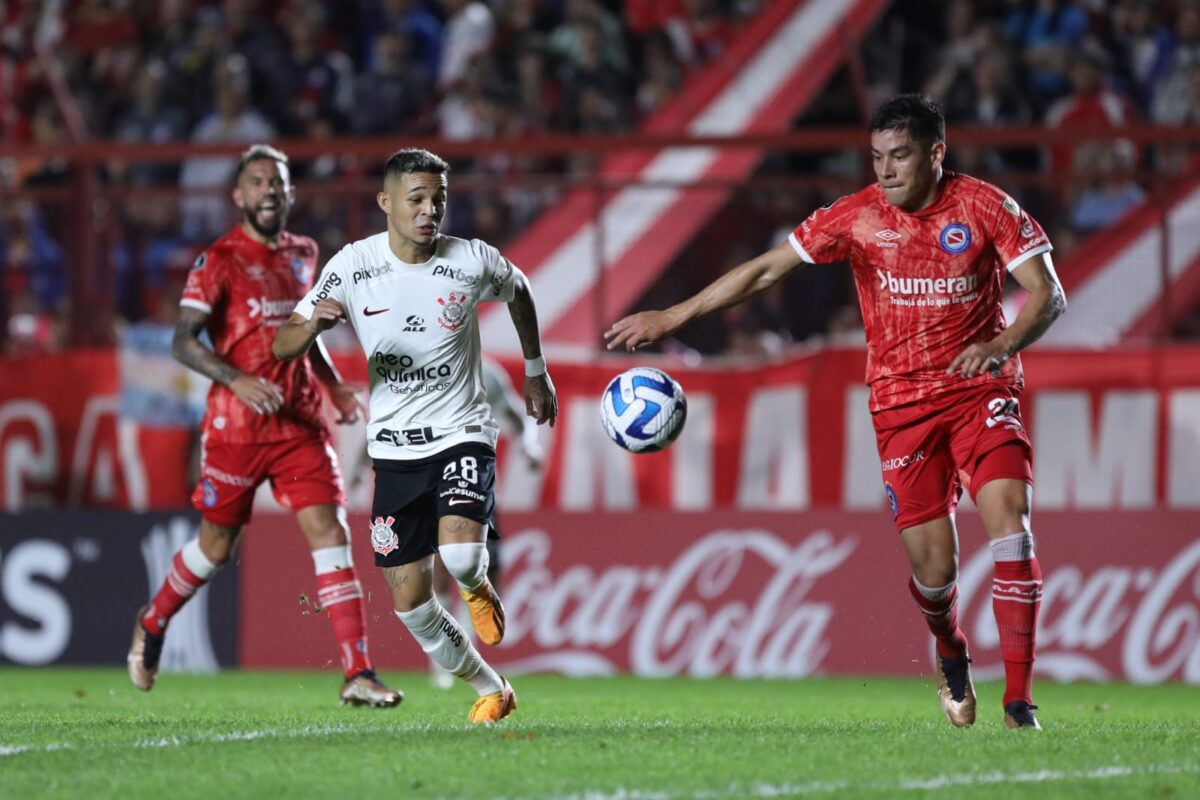 LIBERTADORES: Palmeiras faz a lição de casa, Flamengo tropeça e Corinthians se complica