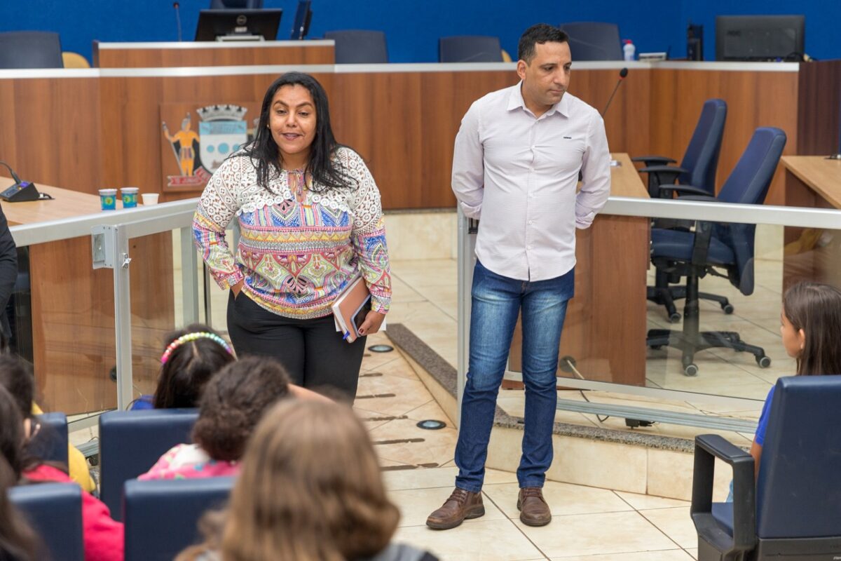 Escola Municipal Joaquim Marques de Souza visita Câmara e vereadores