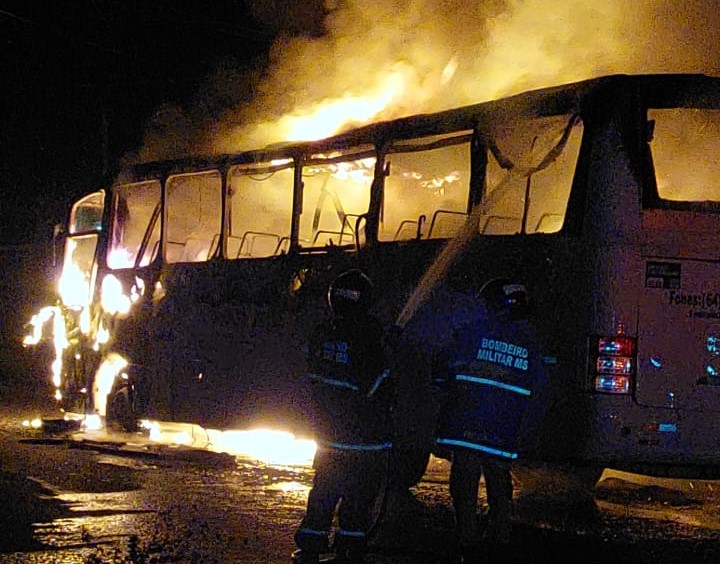 Em Três Lagoas fogo consome ônibus no bairro São Carlos Em Três Lagoas fogo consome ônibus no bairro São Carlos