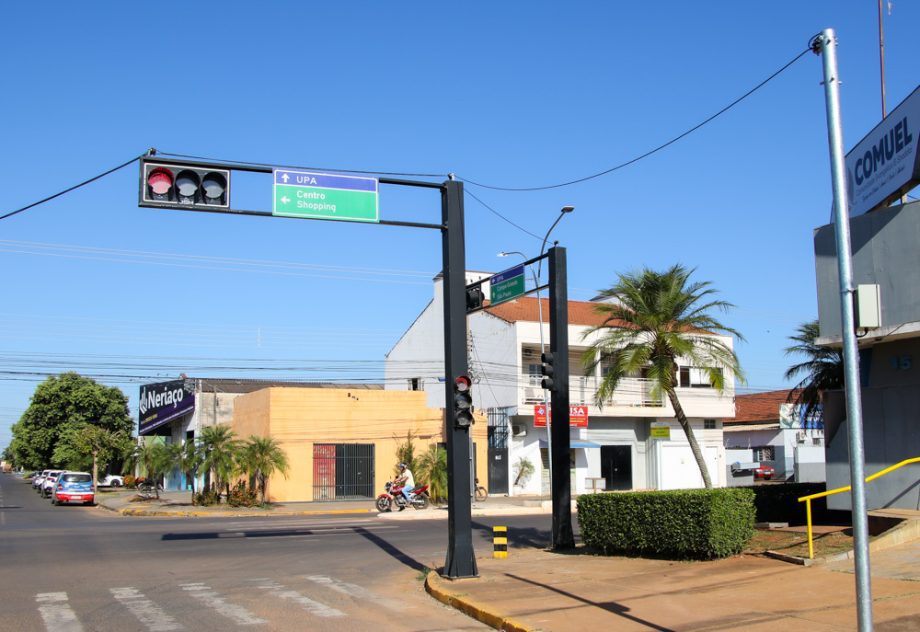 Prefeitura instala semáforos “inteligentes” para melhorar fluidez do trânsito Prefeitura instala semáforos “inteligentes” para melhorar fluidez do trânsito