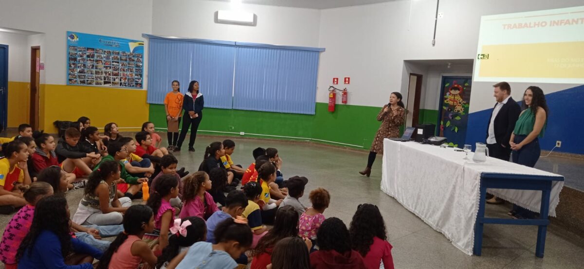Assistência Social reforça campanha contra o trabalho infantil com palestras e brincadeiras em Ribas do Rio Pardo Assistência Social reforça campanha contra o trabalho infantil com palestras e brincadeiras em Ribas do Rio Pardo