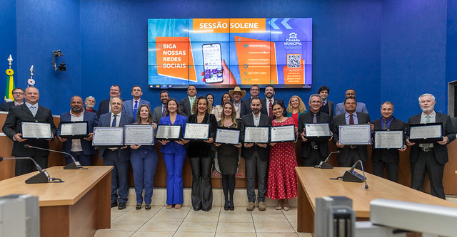 Vereadores entregam Moções de Congratulação e Títulos de Cidadão Vereadores entregam Moções de Congratulação e Títulos de Cidadão