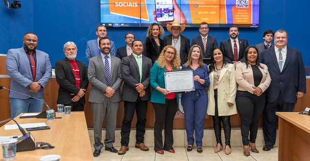 Vereadores entregam Moções de Congratulação e Títulos de Cidadão Vereadores entregam Moções de Congratulação e Títulos de Cidadão