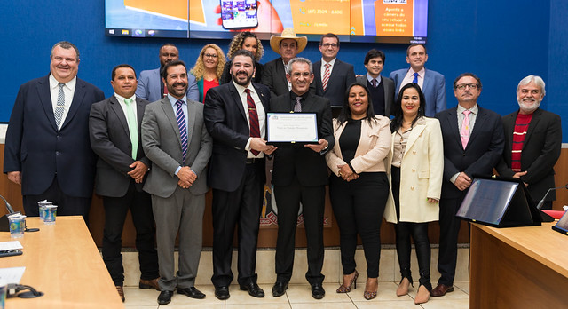 Vereadores entregam Moções de Congratulação e Títulos de Cidadão Vereadores entregam Moções de Congratulação e Títulos de Cidadão