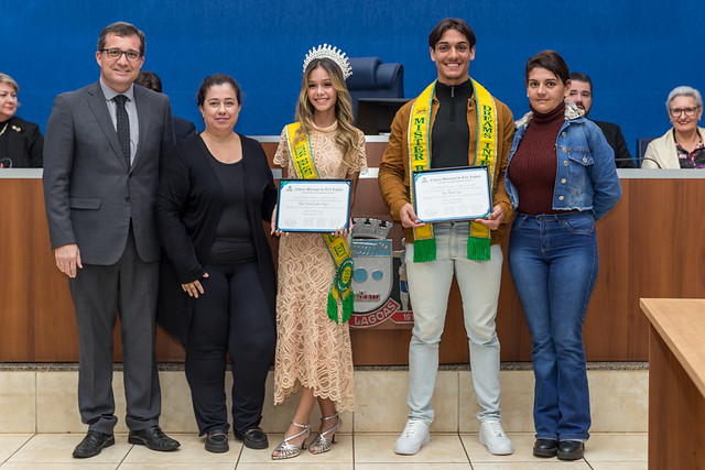 Vereadores entregam Moções de Congratulação e Títulos de Cidadão Vereadores entregam Moções de Congratulação e Títulos de Cidadão