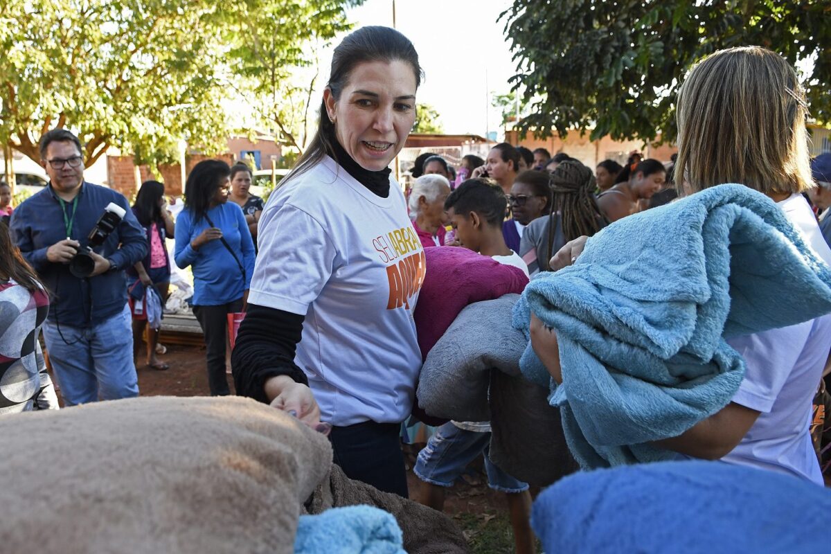“Seu Abraço Aquece” atende mais de 300 instituições e comunidades carentes de MS “Seu Abraço Aquece” atende mais de 300 instituições e comunidades carentes de MS