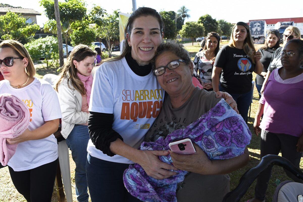 “Seu Abraço Aquece” atende mais de 300 instituições e comunidades carentes de MS “Seu Abraço Aquece” atende mais de 300 instituições e comunidades carentes de MS