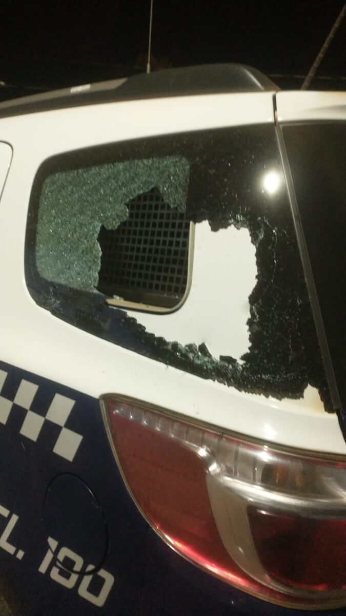 Em Ribas, multidão enfrenta guarnições da PM e é dispersada com disparos de elastômeros Em Ribas, multidão enfrenta guarnições da PM e é dispersada com disparos de elastômeros