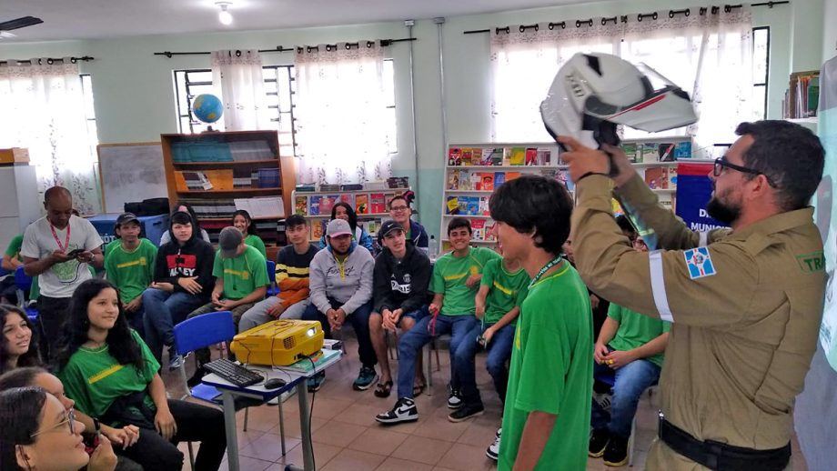EDUCAÇÃO NO TRÂNSITO – Deptran ministra palestras nas Escolas Fernando Corrêa e João Ponce EDUCAÇÃO NO TRÂNSITO – Deptran ministra palestras nas Escolas Fernando Corrêa e João Ponce