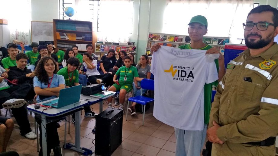 EDUCAÇÃO NO TRÂNSITO – Deptran ministra palestras nas Escolas Fernando Corrêa e João Ponce EDUCAÇÃO NO TRÂNSITO – Deptran ministra palestras nas Escolas Fernando Corrêa e João Ponce