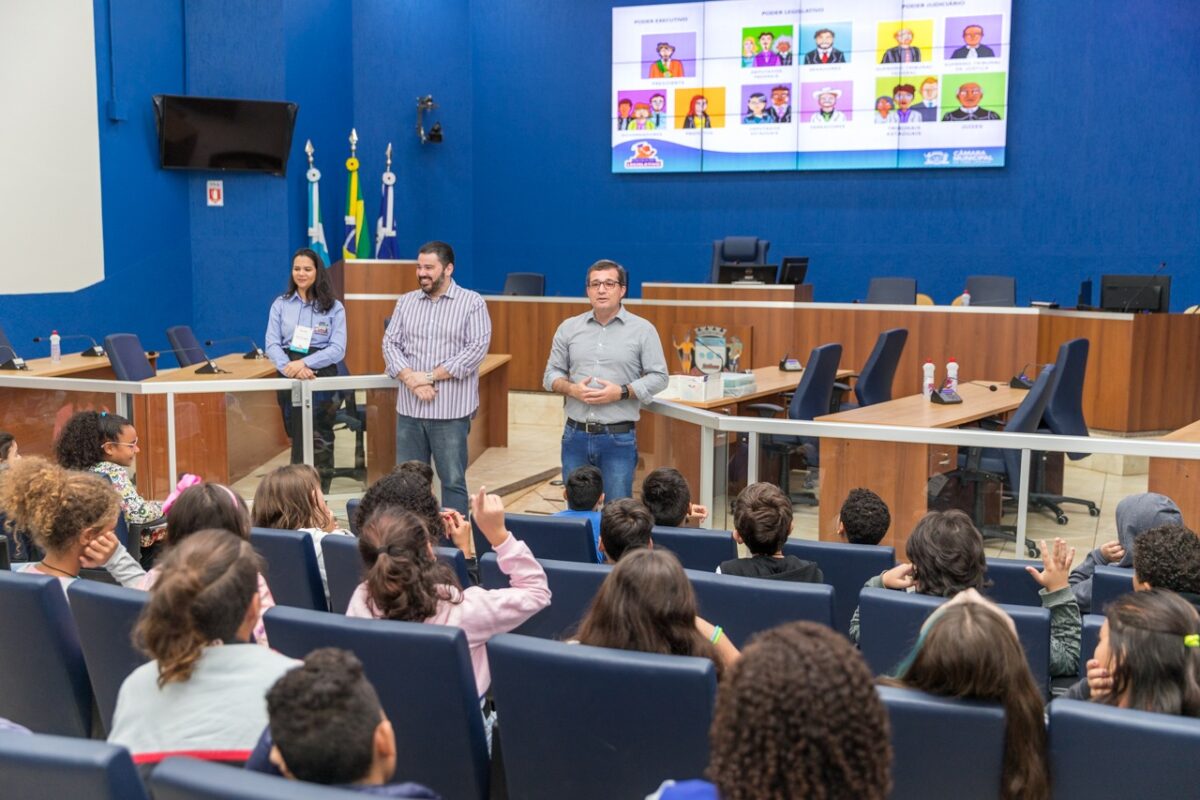Mais três turmas do Sesi participam de visita guiada na Câmara Mais três turmas do Sesi participam de visita guiada na Câmara