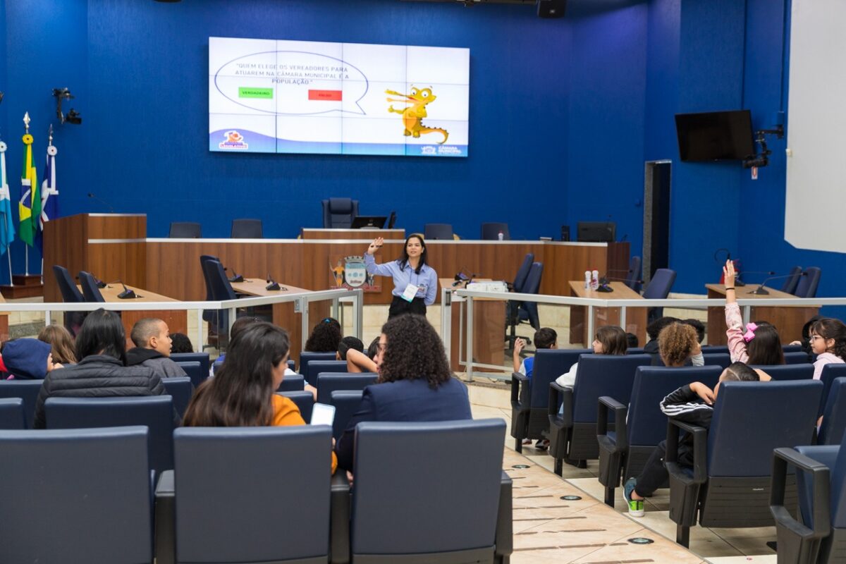 Mais três turmas do Sesi participam de visita guiada na Câmara Mais três turmas do Sesi participam de visita guiada na Câmara