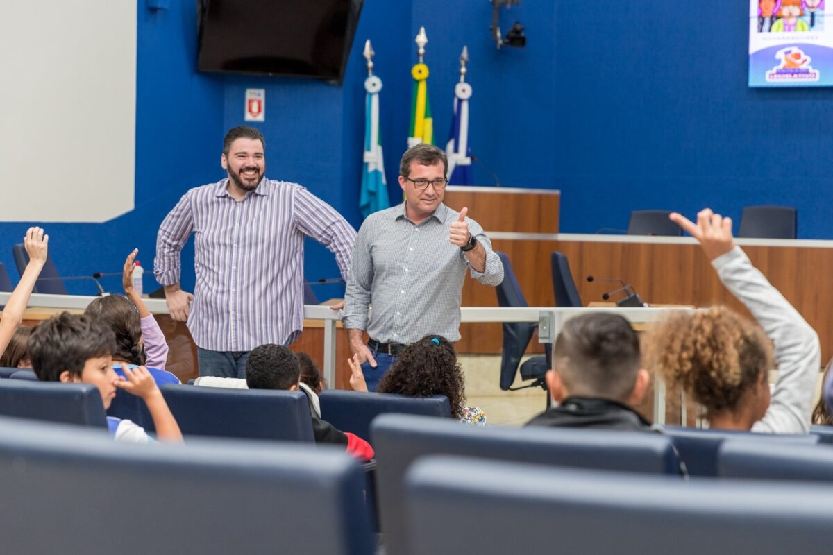 Mais três turmas do Sesi participam de visita guiada na Câmara Mais três turmas do Sesi participam de visita guiada na Câmara