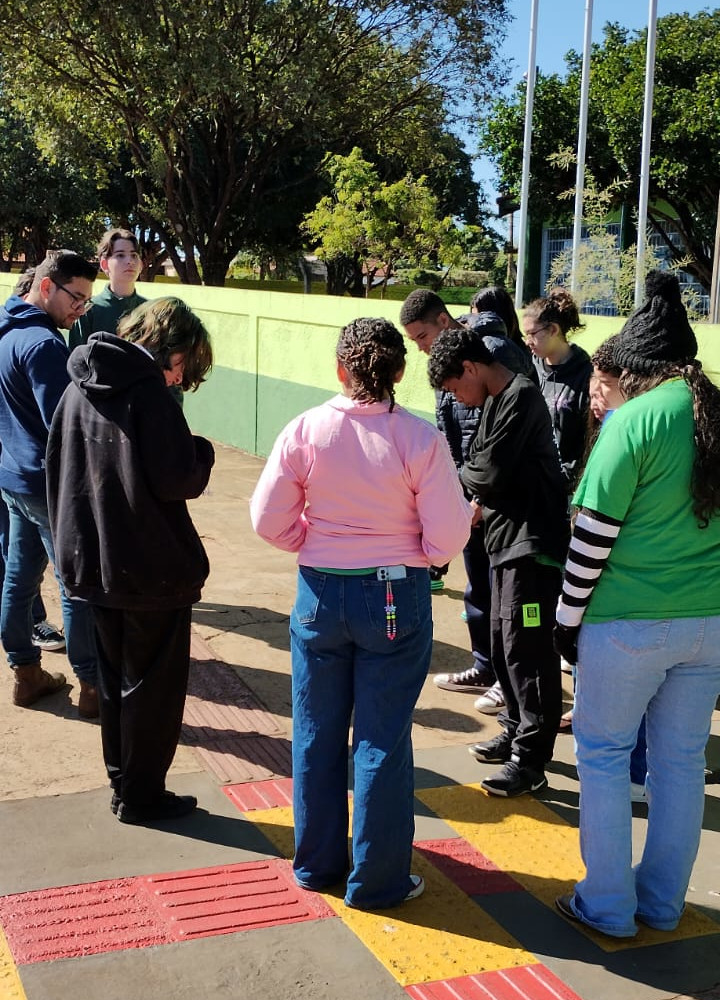 Estudantes no Controle está na terceira fase e participantes recebem visita da equipe organizadora