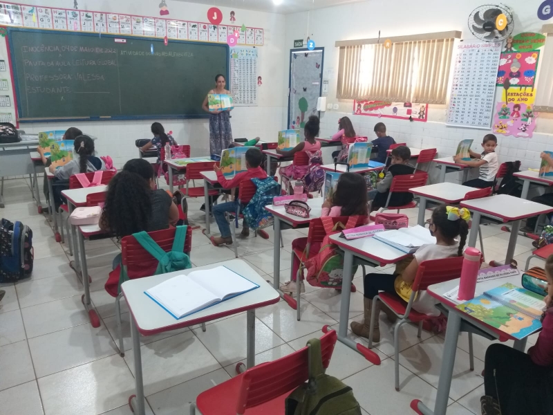 Escola de Inocência recebe prêmio e fica entre as 60 melhores escolas de MS Escola de Inocência recebe prêmio e fica entre as 60 melhores escolas de MS