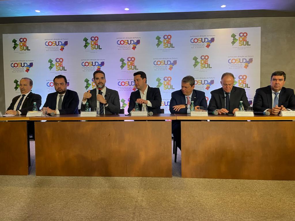 Em reunião com governadores, Eduardo Riedel defende que reforma seja para o País