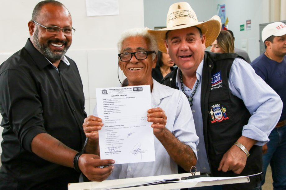 Prefeito Angelo Guerreiro assina ordem de serviço de construção de 4 novas praças