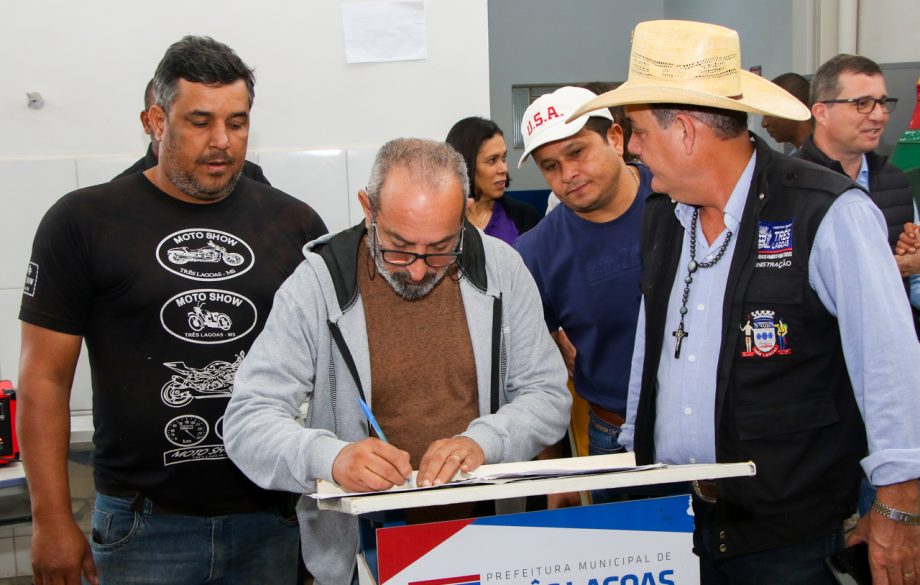 Prefeito Angelo Guerreiro assina ordem de serviço de construção de 4 novas praças