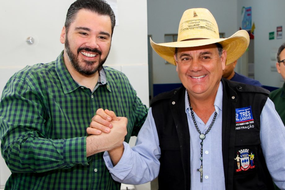 Prefeito Angelo Guerreiro assina ordem de serviço de construção de 4 novas praças